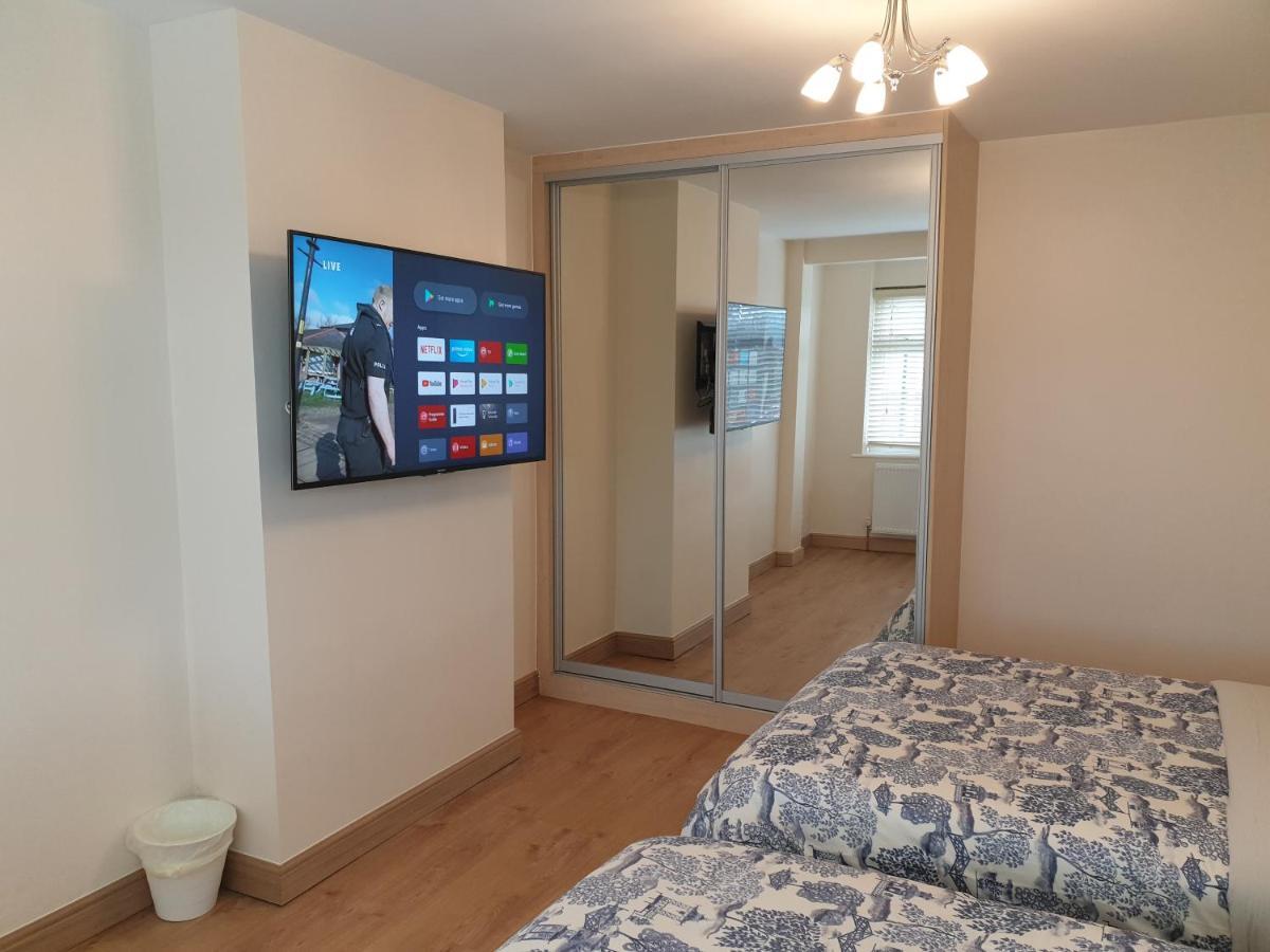 London Luxury 3 Bedroom Flat 1Min Walk From Underground, With Free Parking Sleeps X10 Εξωτερικό φωτογραφία