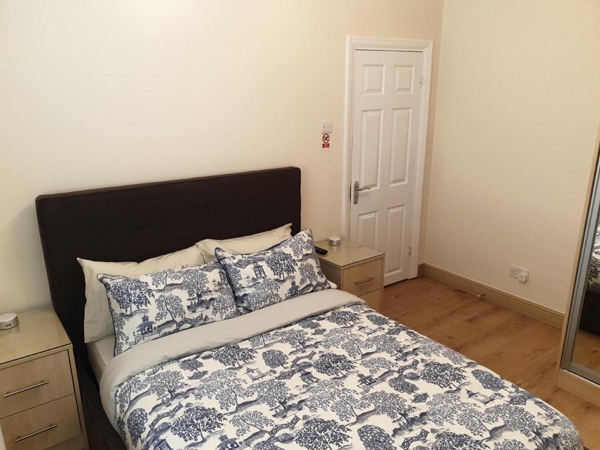 London Luxury 3 Bedroom Flat 1Min Walk From Underground, With Free Parking Sleeps X10 Εξωτερικό φωτογραφία