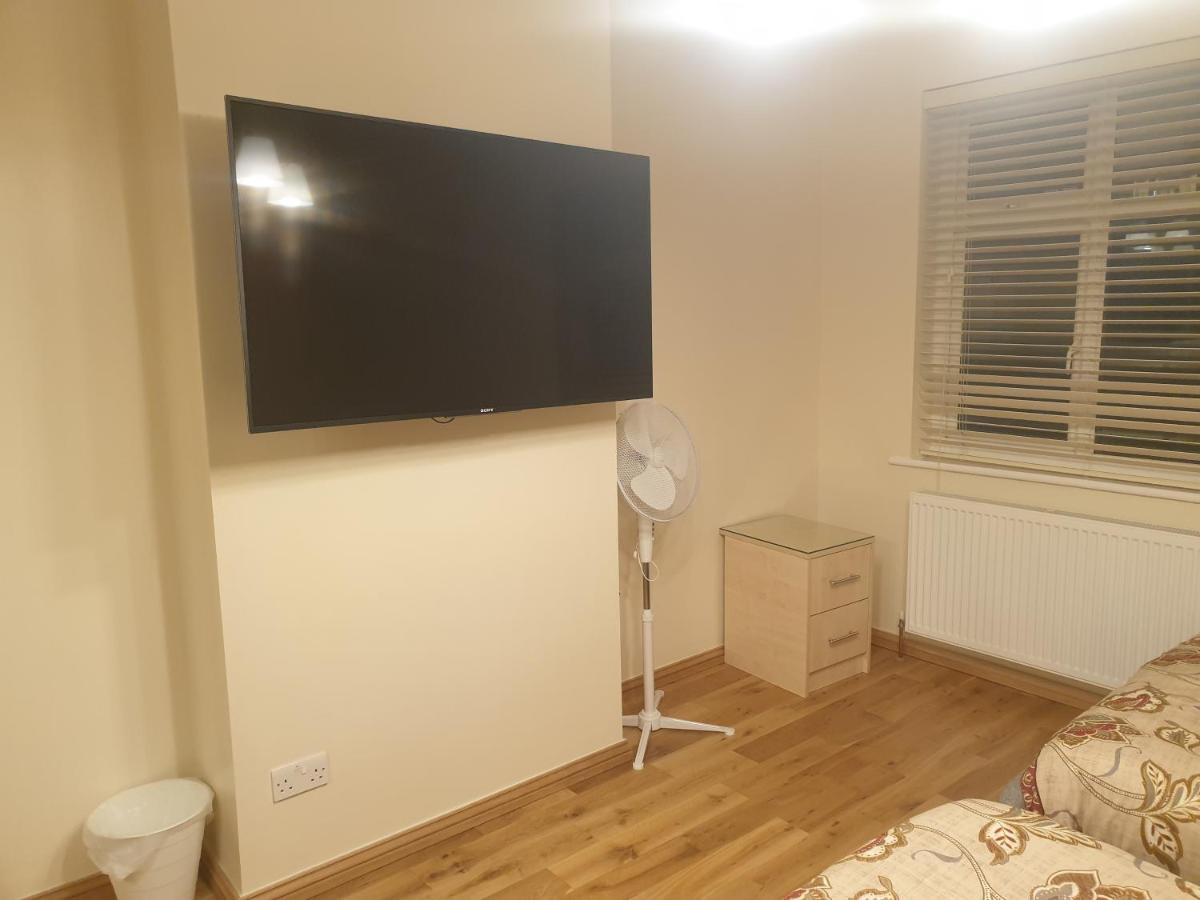 London Luxury 3 Bedroom Flat 1Min Walk From Underground, With Free Parking Sleeps X10 Εξωτερικό φωτογραφία