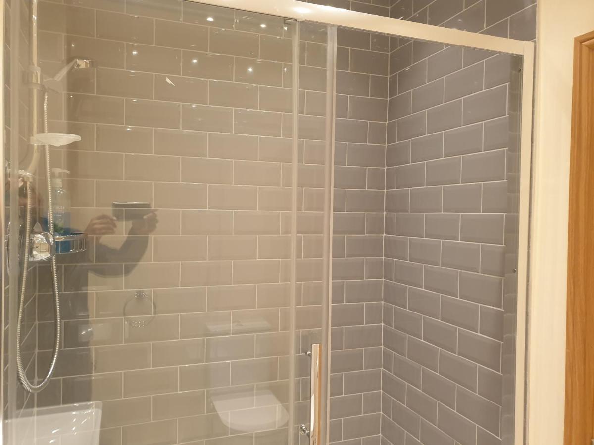 London Luxury 3 Bedroom Flat 1Min Walk From Underground, With Free Parking Sleeps X10 Εξωτερικό φωτογραφία