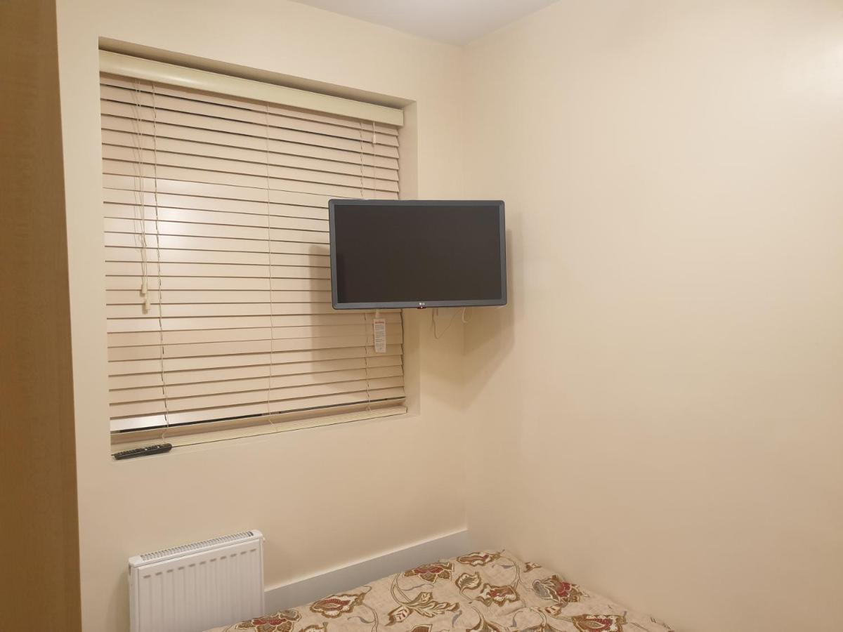London Luxury 3 Bedroom Flat 1Min Walk From Underground, With Free Parking Sleeps X10 Εξωτερικό φωτογραφία