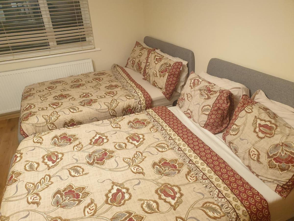 London Luxury 3 Bedroom Flat 1Min Walk From Underground, With Free Parking Sleeps X10 Εξωτερικό φωτογραφία