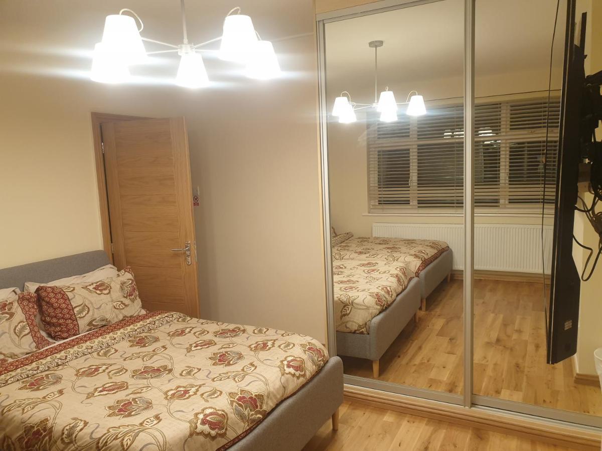 London Luxury 3 Bedroom Flat 1Min Walk From Underground, With Free Parking Sleeps X10 Εξωτερικό φωτογραφία