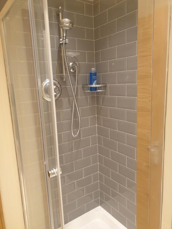 London Luxury 3 Bedroom Flat 1Min Walk From Underground, With Free Parking Sleeps X10 Εξωτερικό φωτογραφία