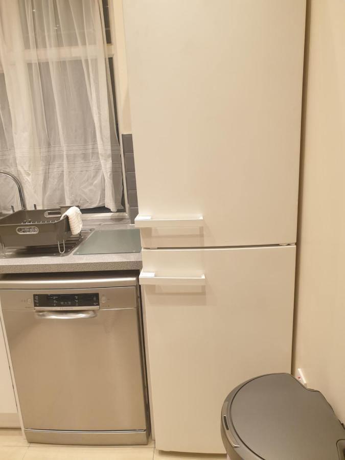 London Luxury 3 Bedroom Flat 1Min Walk From Underground, With Free Parking Sleeps X10 Εξωτερικό φωτογραφία