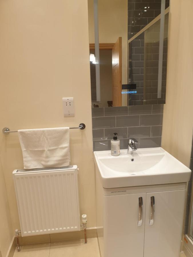 London Luxury 3 Bedroom Flat 1Min Walk From Underground, With Free Parking Sleeps X10 Εξωτερικό φωτογραφία