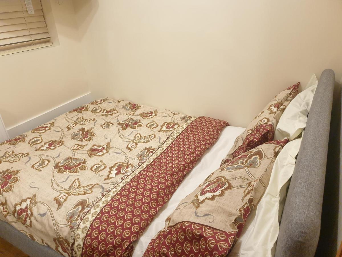 London Luxury 3 Bedroom Flat 1Min Walk From Underground, With Free Parking Sleeps X10 Εξωτερικό φωτογραφία