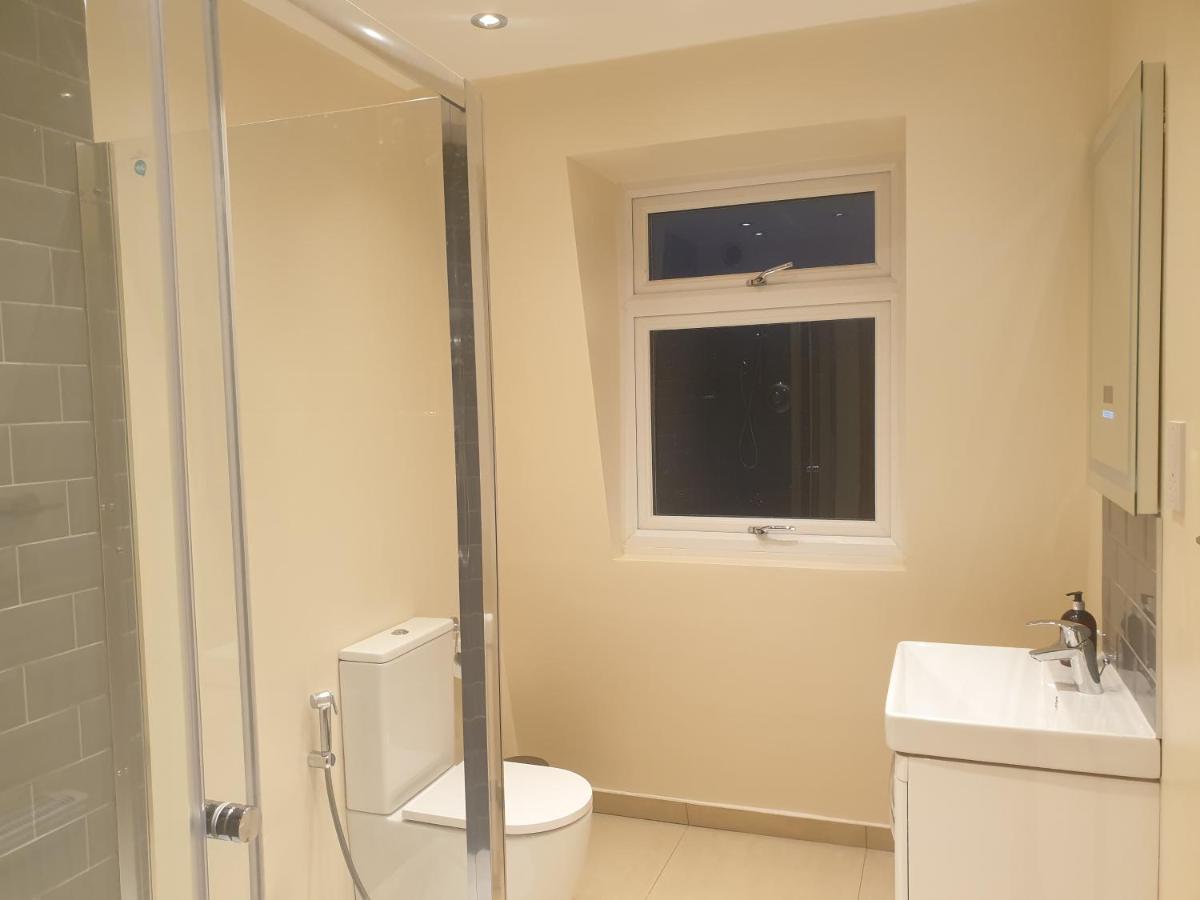 London Luxury 3 Bedroom Flat 1Min Walk From Underground, With Free Parking Sleeps X10 Εξωτερικό φωτογραφία